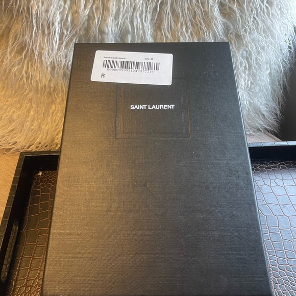 Saint Laurent Opyum 110
YSL Logo Heel Leather Pump with Studs. - Picture 4 of 7